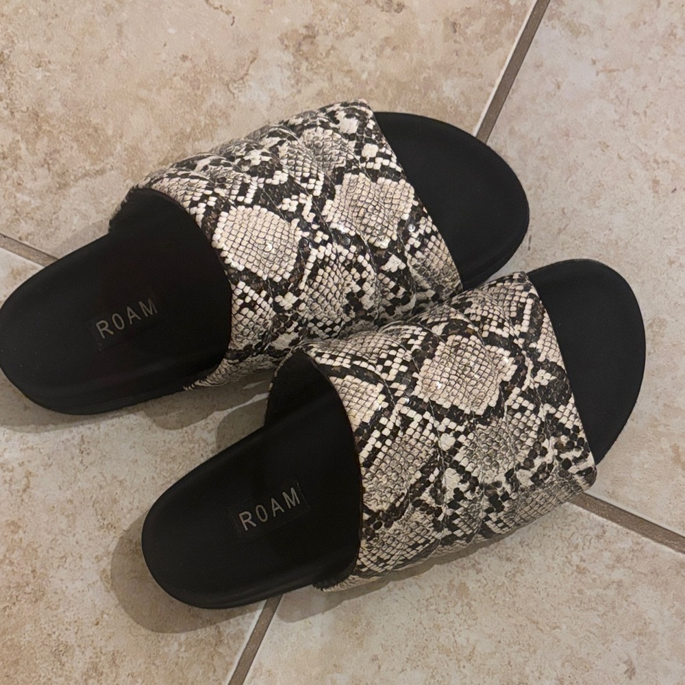 ROAM Women's Black and Cream Snakeskin Slippers